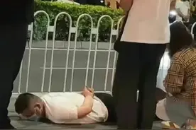 唐山事件主犯妻子哭求：放过孩子 网友：你丈夫打人家女儿老狠了图片