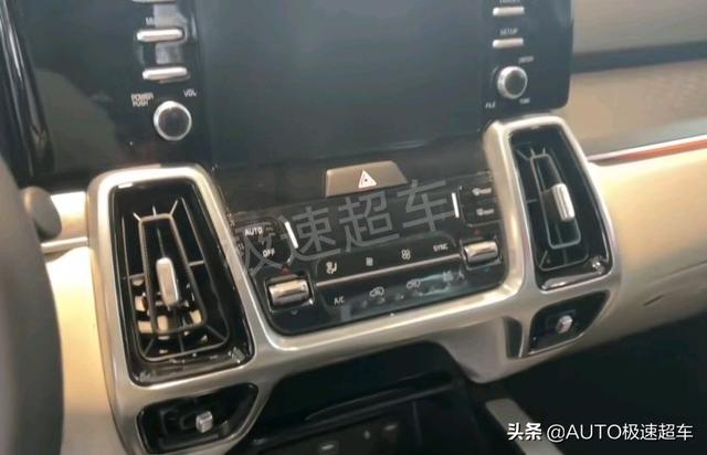 起亚版“汉兰达”来了，新款索兰托实拍，分体尾灯+四驱，霸气