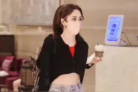 阿娇瘦身成功真上镜，穿短上衣秀出小蛮腰，纤腰长腿像是变了个人图片