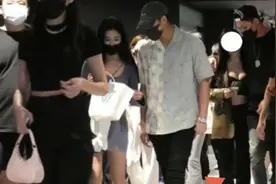 知名男星被曝情变后逛夜店，紧搂美女深夜同回家，曾相爱女友闺蜜图片