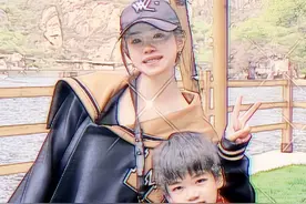 陈妍希带6岁儿子出游，罕见曝其帅气正脸，小星星长成爹妈结合版图片