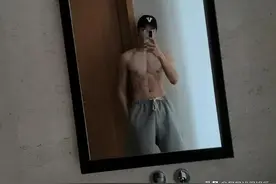 视觉盛宴！龚俊晒罕见秀身材，裸上身肤色白皙，八块腹肌超明显图片