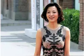 原来董卿的身材这么好，穿紧身裙一丝赘肉也没有，哪像49岁的人图片