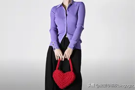 这样的包包一天可以钩好几个，心形手提包教程，多钩几个搭配衣服图片