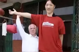 中国女巨人身高2.48米，一顿吃2斤，鞋穿60码，遗体至今封存完整图片
