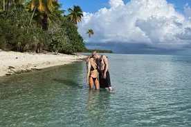 金卡戴珊和鲜肉男友是真爱啊！在海中拥吻超甜，金姐穿比基尼太美图片