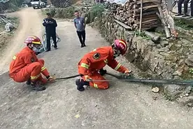 3.5米眼镜王蛇现身广西村民家中，毒性极强，根本不怕雄黄图片