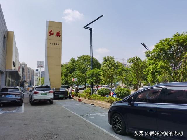 4公里的长沙道路，双向四车道变停车场，100多家汽车4S店齐聚在此