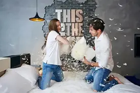 情侣入住酒店，为何几乎很少被警察查房？前台美女说出了大实话图片