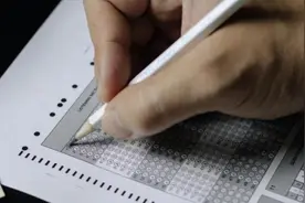 指纹入场还要找替考？印度小伙割下指纹给小伙伴，入场秒露馅图片