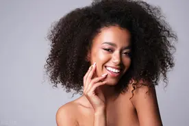 河南40岁光棍出国当焊工，娶20岁非洲媳妇，彩礼2头牛？真实改编图片