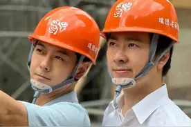 47岁林志颖戴安全帽下工地，认真视察工作，弟弟高颜值不输明星图片