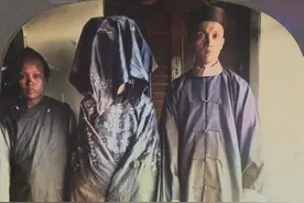 神情紧张的新郎 剃了脑门的新娘 清末三对新人的合影图片