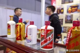 买茅台送的小杯子只能拿来喝酒？行家：非也！还有这“三个作用”图片