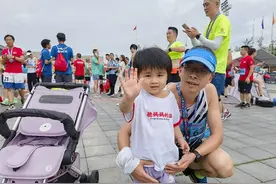 奶爸也疯狂！南京45岁的超级奶爸推婴儿车跑贵马图片