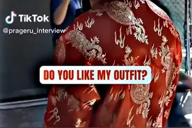 美国小哥穿着中国唐装问路人是否喜欢，老外和华人竟截然相反图片