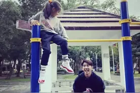 修杰楷高调晒全家福，一家四口穿亲子运动装，帅气阳光，活力满满图片