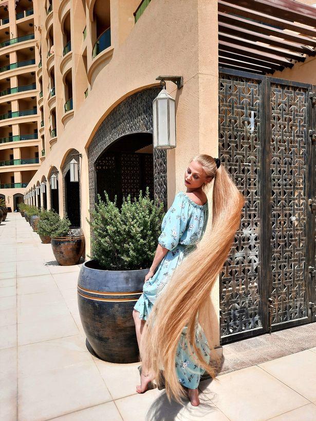 "长发公主"头发长达1.5米,公主常有陌生人与她合影,透露护理秘诀