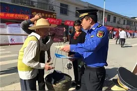欺人太甚！在自家地头卖瓜却招来城管现场执法，老农愤而伤人！图片