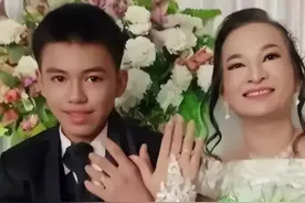 印尼41岁富婆与闺蜜16岁儿子结婚，结婚当晚警察介入，勒令其分离图片