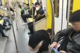 一男子众目睽睽下在地铁里大便，我的天啊！图片