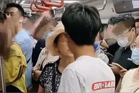 大妈坐地铁嫌孕妇多占位置出言不逊，当事孕妇：气到肚子痛，坐急救车去了医院图片