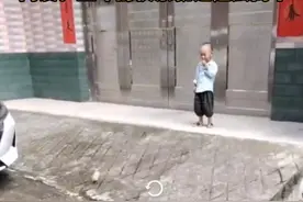 【快乐就是这么简单！#小男孩自己喊口号和小鸭子赛跑#】图片