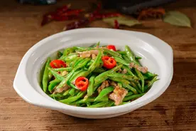 学会这道美味可口的四季豆炒肉，你也可以成为厨房高手！图片