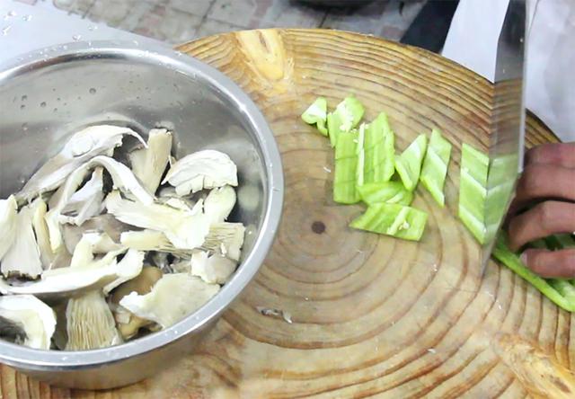 平菇配什么菜最好吃？分享5种不同做法，鲜香美味，顿顿吃光盘