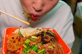 东北大哥到重庆，路边快餐店一口气吃了3份盒饭，结账时不敢相信图片