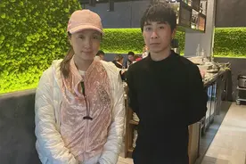 大难临头各自飞？陶虹现身英国模样大变，与网友合照皮笑肉不笑图片