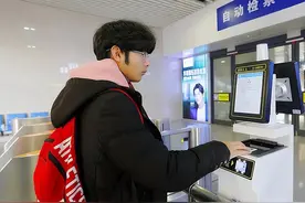 为何大家在火车站都排队买票，而不是直接用身份证取票？图片