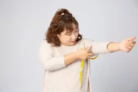 手臂粗壮让你显胖10斤！4个动作紧致双臂，消灭拜拜肉图片