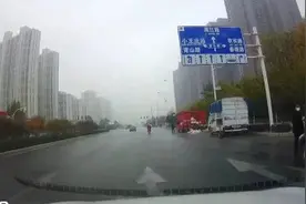 暖心！公交职工化身维修员，帮助女司机启动引擎图片