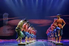 踩酒曲的少女与踩酸菜的大汉图片