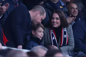 8岁乔治小王子罕见亮相！和爸妈看比赛，穿羽绒服吐舌卖萌腿好长图片