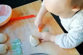 萌娃“花式面点”走红网络，包饺子擀面条，还能做成动物造型图片