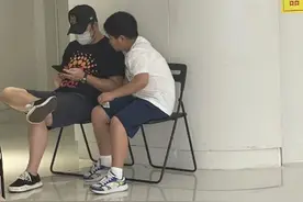 沙溢父子用餐，两人同款健壮身材抢镜，白鞋穿黑不打理真实接地气图片
