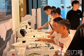 人气真旺！最近苏州不少人来这里与AI机器人对弈五子棋图片
