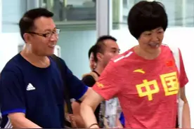 郎平丈夫王育成：鉴宝专家甘做“家庭煮夫”，再婚7年有笑有泪图片
