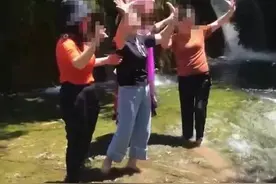 大妈九寨沟下水拍照，4人被行政处罚！景区曾回应图片