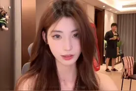 没看见我在直播吗？榜一大哥误入直播间，女主播超强公关能力化解图片