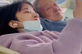 女子照顾已故丈夫爷爷，同躺一张病床聊天引质疑：不在意负面评论图片