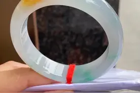黄翡飘花翡翠手镯图片
