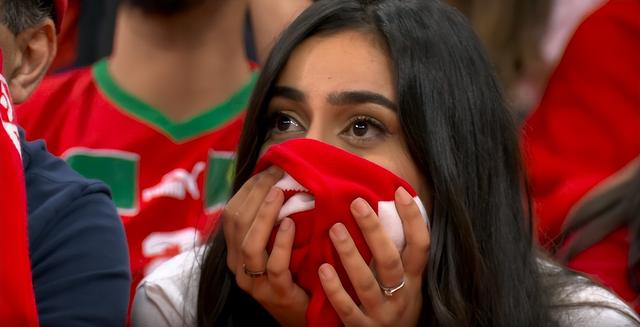 世界杯决赛， 法国队来了！一场2-0踢出84年神迹，对手女球迷哭了