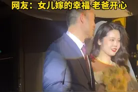 新娘挽着爸爸入场，跟随音乐父女俩开心的蹦迪，氛围令人羡慕！图片