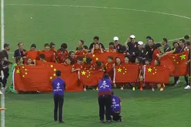 夺冠了！女足疯狂庆祝，韩主帅无奈摇头，黄健翔失声哭泣让人泪目图片