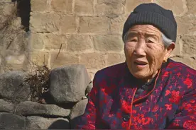 北京女知青嫁给放羊娃，和父兄断绝联系，70岁回家在父母灵前下跪图片