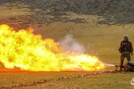 火龙出击！看防化分队喷火器实喷演练图片