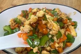 用仨鸡蛋做鸡蛋酱，加胡萝卜，柿椒，色香味俱佳，拌面条贼拉香图片